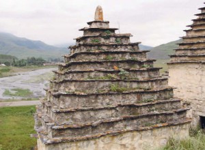 На Кавказе издревле бытуют особые традиции сооружения сланцевых кровель, отличные от европейских. На фото: Некрополь у селения Даргавс