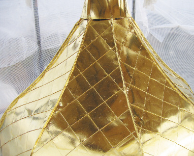 Золочение купола сусальным золотом с лесов, оборудованных ветрозащитой