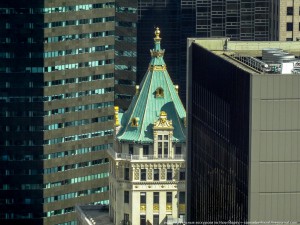 Сверкающая позолотой макушка 25-этажного офисного здания Краун-билдинг, построенного в 1921 году. Это одно из первых в Нью-Йорке здание построенное с учетом Закона о зонировании 1916 года, который был важнейшей вехой в развитии городской архитектуры и застройки.