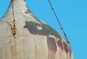 Купол храма Максима Блаженного в Москве: из-под безобразной облупившейся краски проглядывает медь, которая со временем самостоятельно приобрела бы коричневый цвет