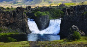 Типичный ландшафт Исландии в той ее части, где нет ледников. Рядом с этим водопадом и расположена восстановленная археологами средневековая ферма