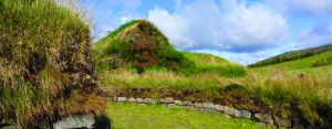Дерновая кровля средневековой фермы, восстановленной исландскими археологами