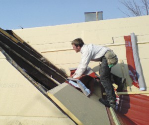 Рис. 4. Реконструкция крыши: утепление древесно-волокнистыми плитами с последующей изоляцией диффузионной мембраной