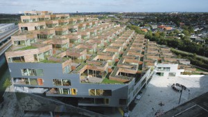 «Горная обитель» представляет собой пригородное жилье, отличающееся городской плотностью застройки