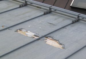 Даже долговечный металл (цинк) может прийти в негодность при отсутствии структурной мембраны в пологих крышах со сплошным основанием