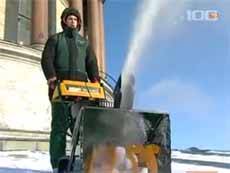 Крышу Исаакиевского собора очищают от снега с помощью снегоуборочной техники