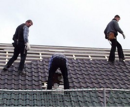 Питерские кровли монтируют по ценам 1300 рублей за "квадрат". И они все чаще текут