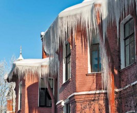 Петербург потратит на борьбу с сосульками 1,6 млрд руб