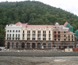 Олимпийская стройка: горнолыжный курорт получил надежную кровлю