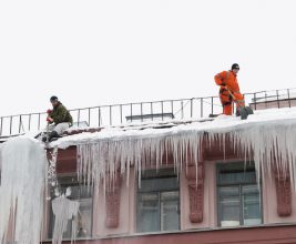 В Красноярске открыта горячая линия по очистке домов от сосулек