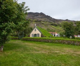 Церковь-землянка с дерновой крышей — уникальный памятник архитектуры Исландии