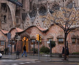 Крыша школы при соборе Святого Семейства в Барселоне: секреты великого Гауди